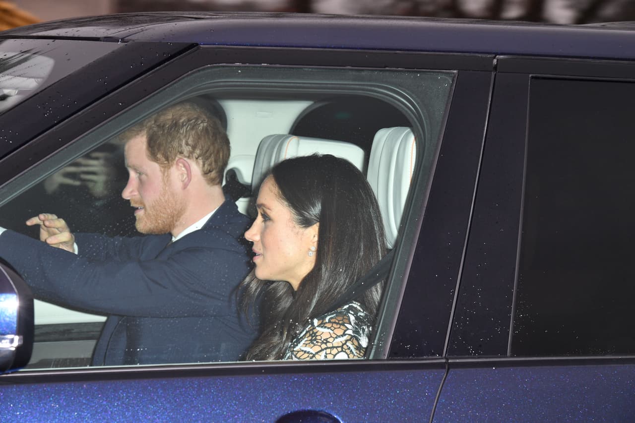Meghan Markle mostró un poco de piel en este, su primer almuerzo con la reina Isabel II en el palacio de Buckingham.