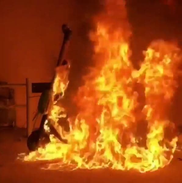 La rápida proliferación de los scooters eléctricos, rentados por minuto en California, ha desatado la ira de muchos residentes locales que al punto en que han tomado medidas en sus propias manos.