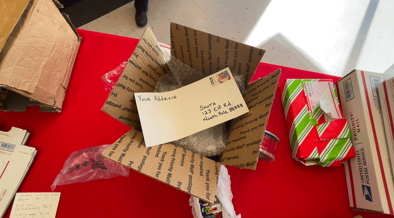 Pon su dirección y la dirección de envío dentro de la caja también. Si llueve, la de afuera podría mojarse y perderse, y tu paquete puede que se entregue.
<br>