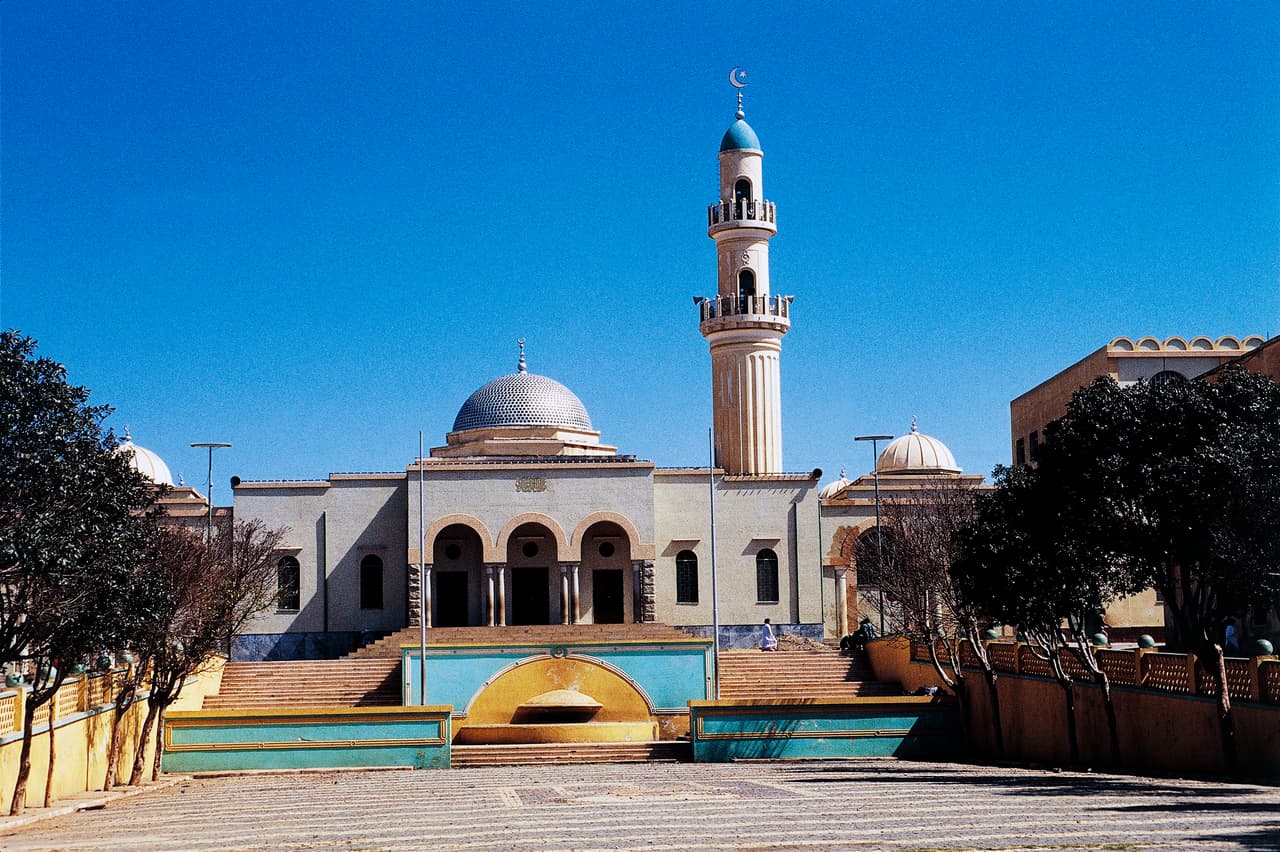 <b>Asmara, Eritrea.</b> Considerada la ciudad modernista de África, es un ejemplo excepcional del urbanismo modernista de principios del siglo XX, aplicado en un contexto africano. La capital de Eritrea se desarrolló a partir de la década de 1890 como un puesto militar para el poder colonial italiano. A partir de 1935 la ciudad se sometió a un programa de construcción a gran escala aplicando racionalismo italiano de la época en el diseño de edificios gubernamentales, residenciales, comerciales, iglesias, mezquitas, sinagogas, cines y hoteles.