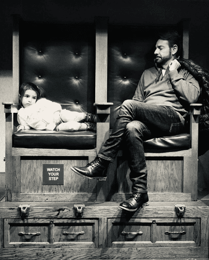 En esta fotografía podemos ver a Eugenio muy serio observando a su pequeña hija. Junto a esta imagen, Alessandra escribió en su cuenta de Instagram: "Esperando el fin de semana".