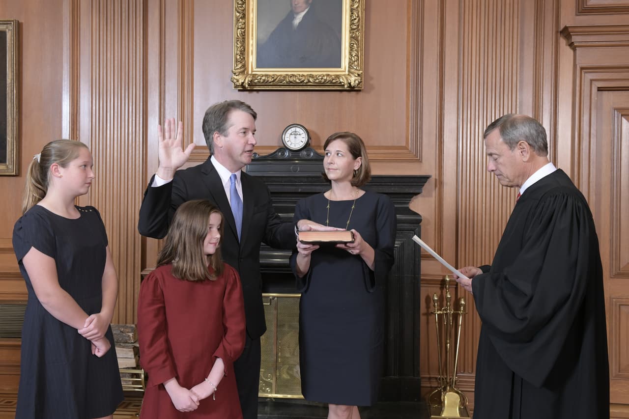 Kavanaugh fue juramentado por John Roberts, presidente de la jurisdicción de mayor rango de Estados Unidos, en la Sala de Conferencias de los Jueces, en el edificio de la Corte Suprema.