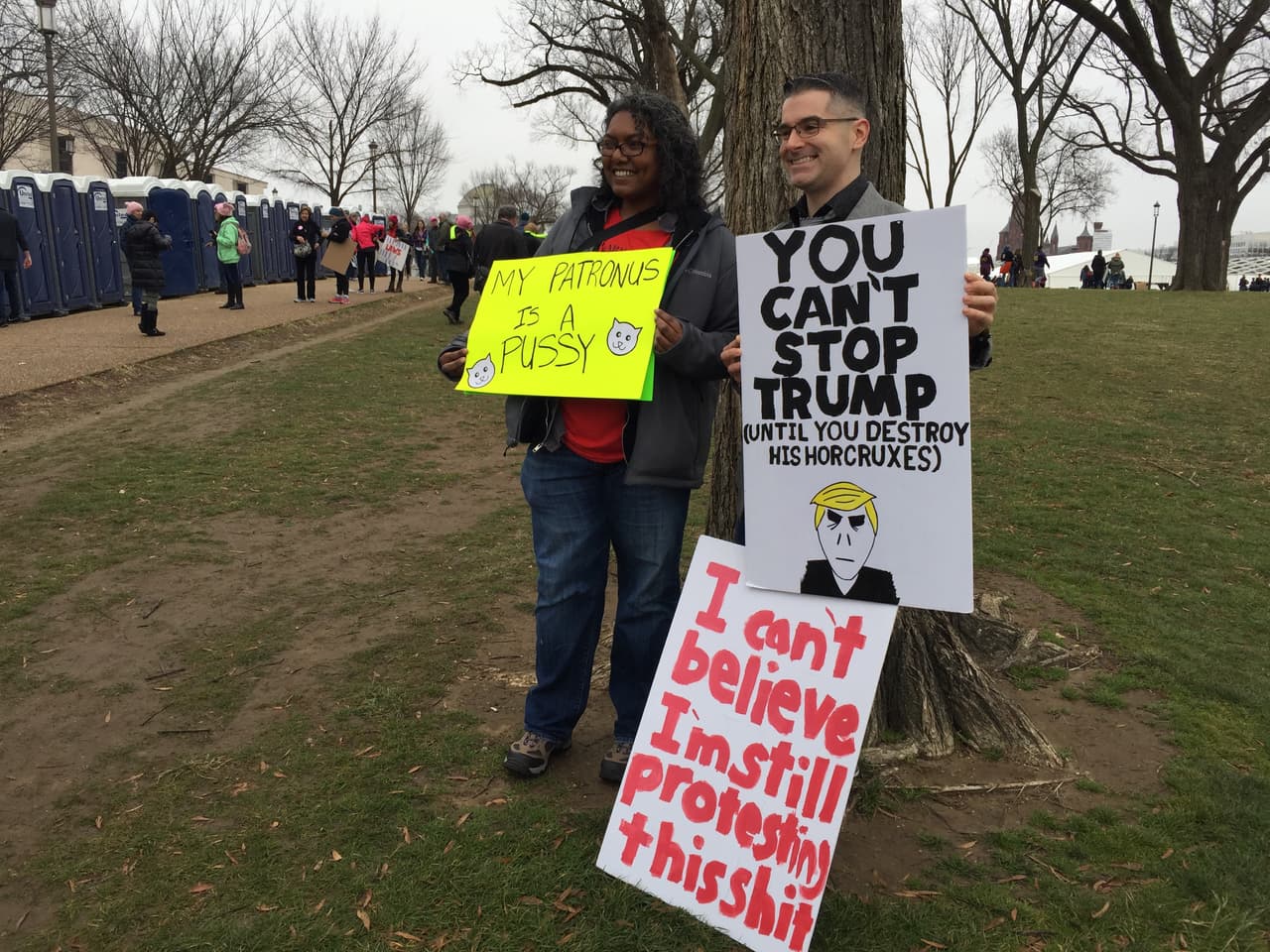 Roy con su pancarta.