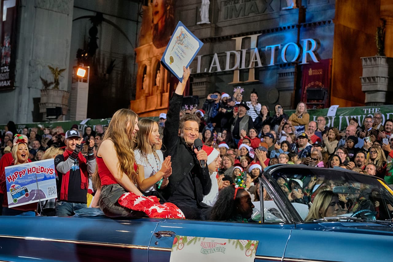 Como cada año, Los Ángeles tuvo su icónico desfile de Hollywood con el que inicia su temporada navideña. El evento, que cumplió 92 años, se realiza en apoyo de Marine Toys for Tots.