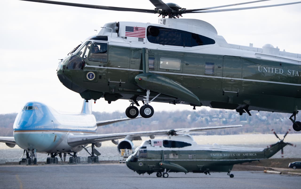Como medida de seguridad, el Marine One vuela siempre acompañado de otras unidades idénticas. Uno de los helicópteros lleva al presidente, mientras que los otros sirven como señuelo ante posibles amenazas de ataques.