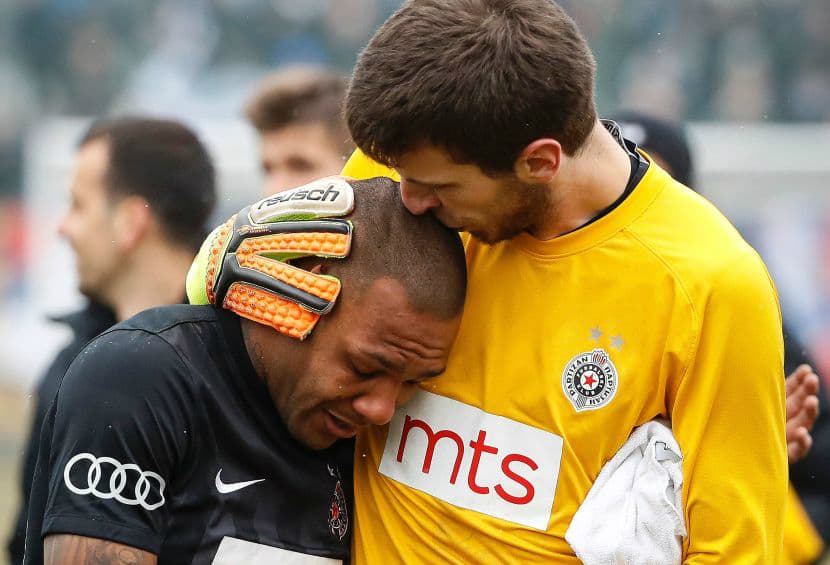 Futbolista abandona el campo entre lágrimas tras recibir insultos racistas