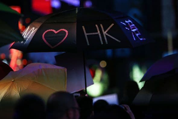 Nueva York ama a Hong Kong, se leía en una de las sombrillas en Times Square. Los estudiantes hongkoneses han usado sombrillas para protegerse de los gases lacrimógenos.