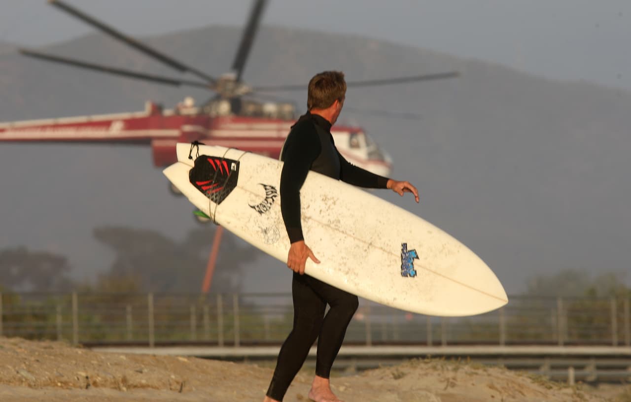 Los surfistas de las playas de San Diego ya tienen permiso de realizar sus acrobacias en el mar. Las autoridades han levantado algunas restricciones, aunque en el el condado de Orange el gobernador Gavin Newsom decretó el cierre de sus playas locales y estatales, a fin de evitar la propagación del coronavirus.