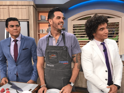 ¡Qué muchachitos tan atentos! Todos los caballeros muy atentos a Ninel Conde.