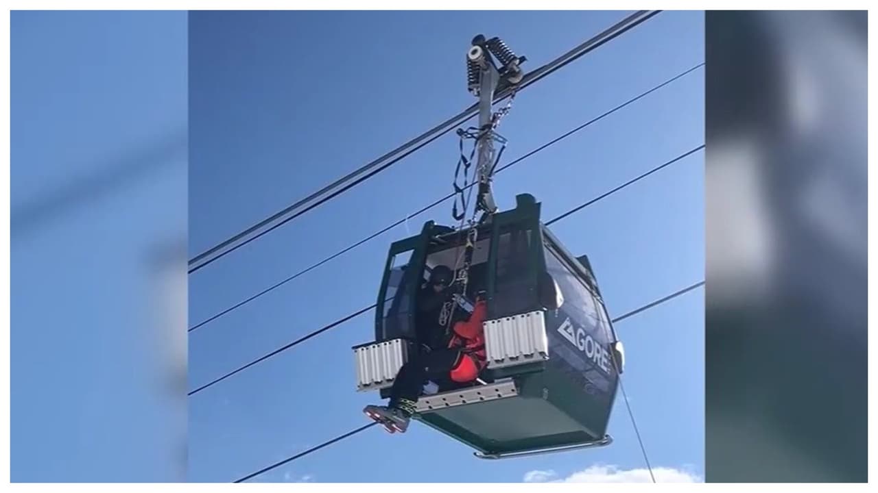 Al menos 60 esquiadores quedaron varados en teleférico por falla mecánica en Nueva York