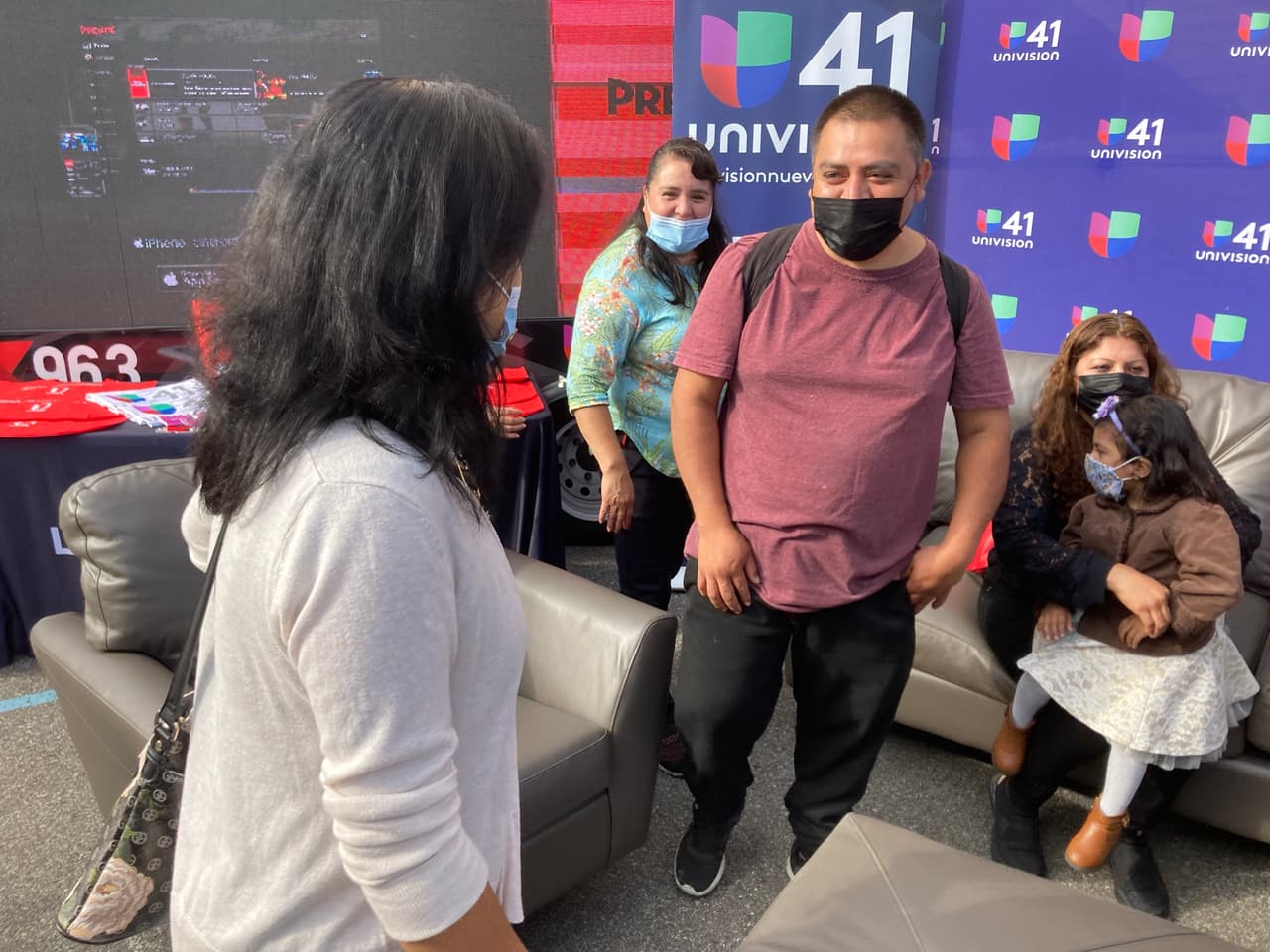 Fue una reacción emotiva cuando Univision Nueva York presentó los muebles a las familias.