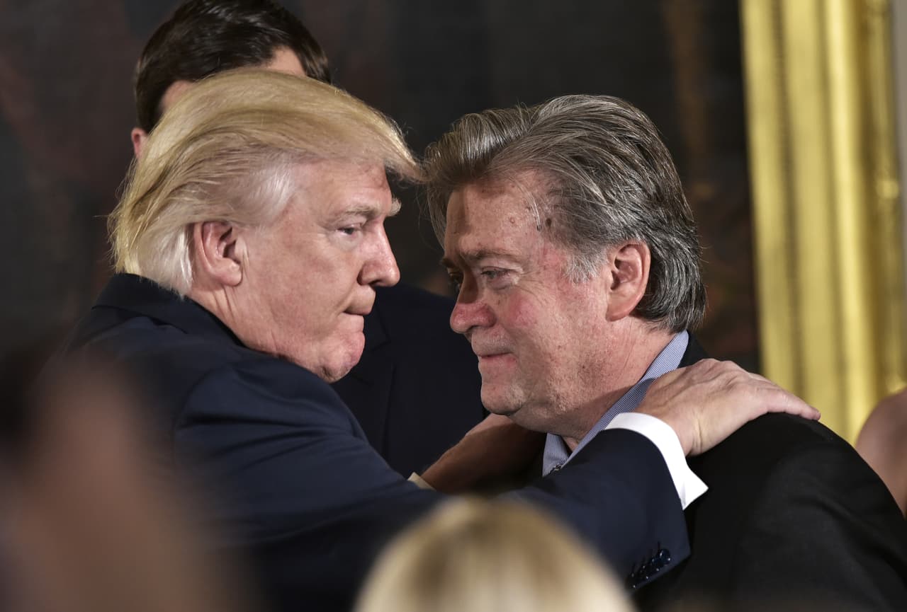 “Se volvió loco”: Trump arremete contra Bannon, el polémico estratega que lo llevó a la presidencia
