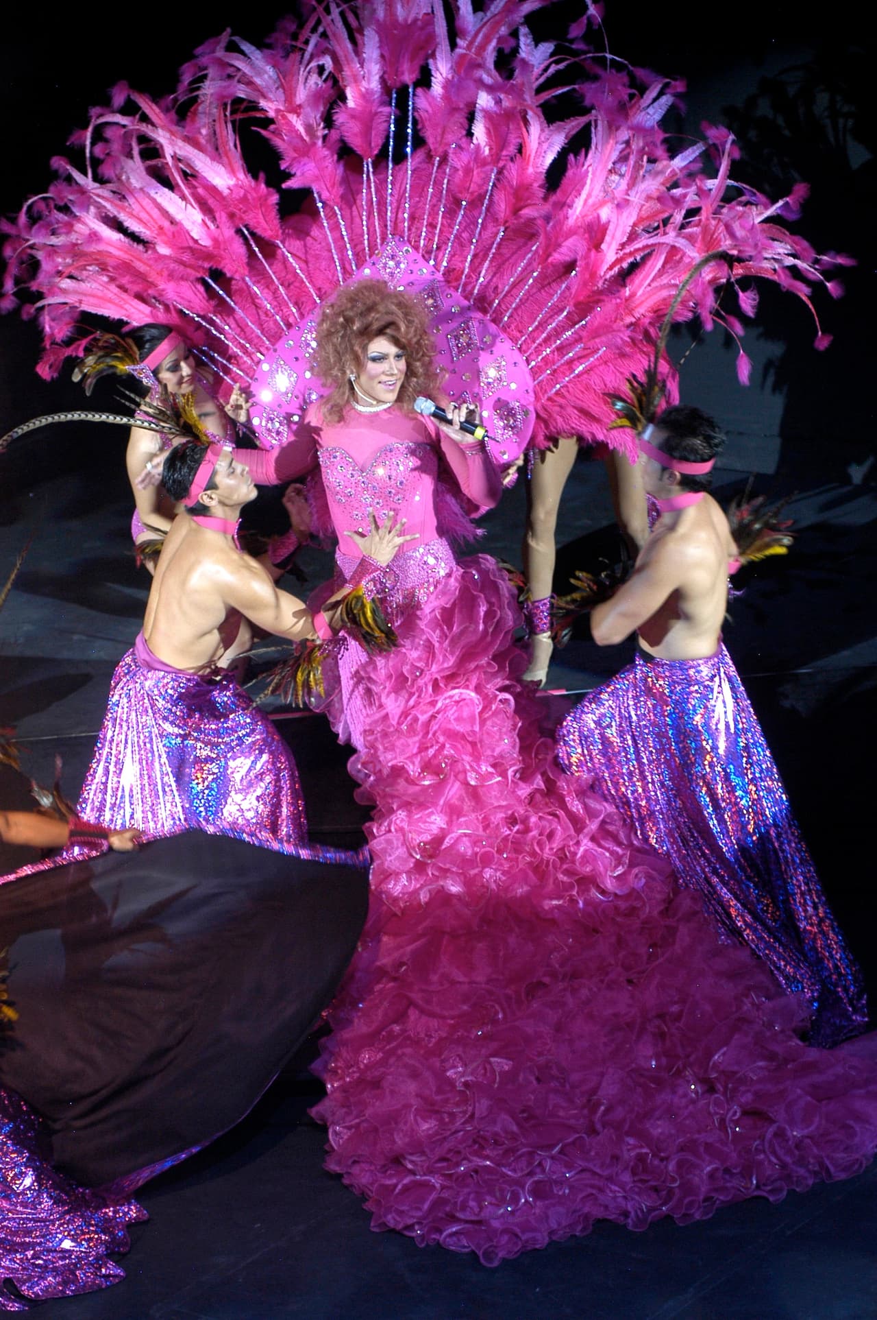 Otra 'Bugambilia' que se lució en el escenario de 'Aventurera' fue el actor y conductor mexicano 
<b>Mauricio Barcelata</b>.