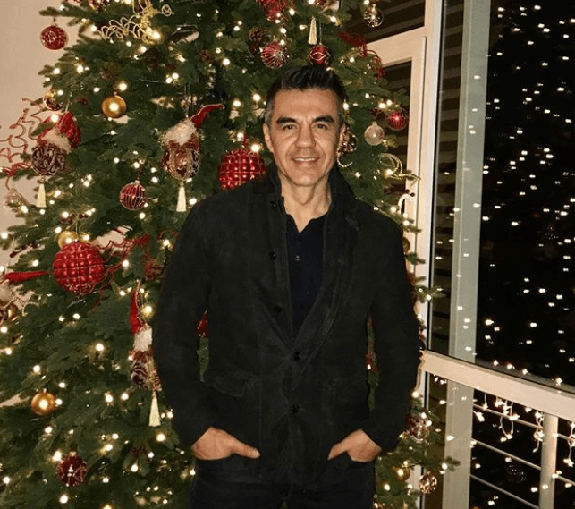 Adrián Uribe consintió a sus fans con esta fotografía junto al árbol de navidad.