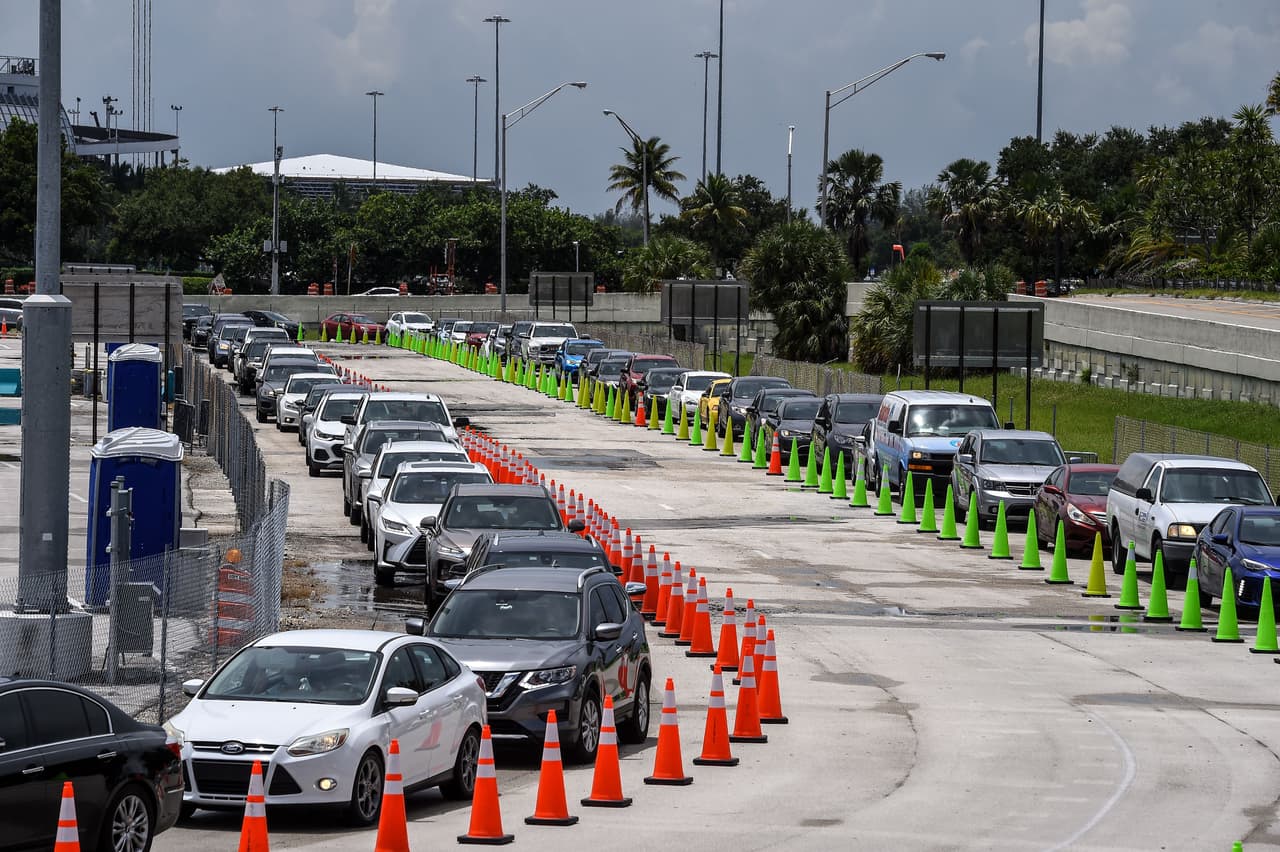 En el Hard Rock Stadium en Miami Gardens, hay vacunas para mayores de 65 años. 
<a href="https://www.miamidade.gov/global/initiatives/coronavirus/vaccine/home.page" target="_blank">Presione aquí para solicitar una cita. </a>