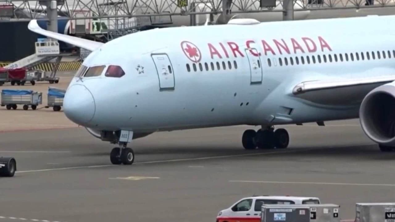 Detienen a piloto de Air Canada por operar cientos de vuelos sin la licencia adecuada