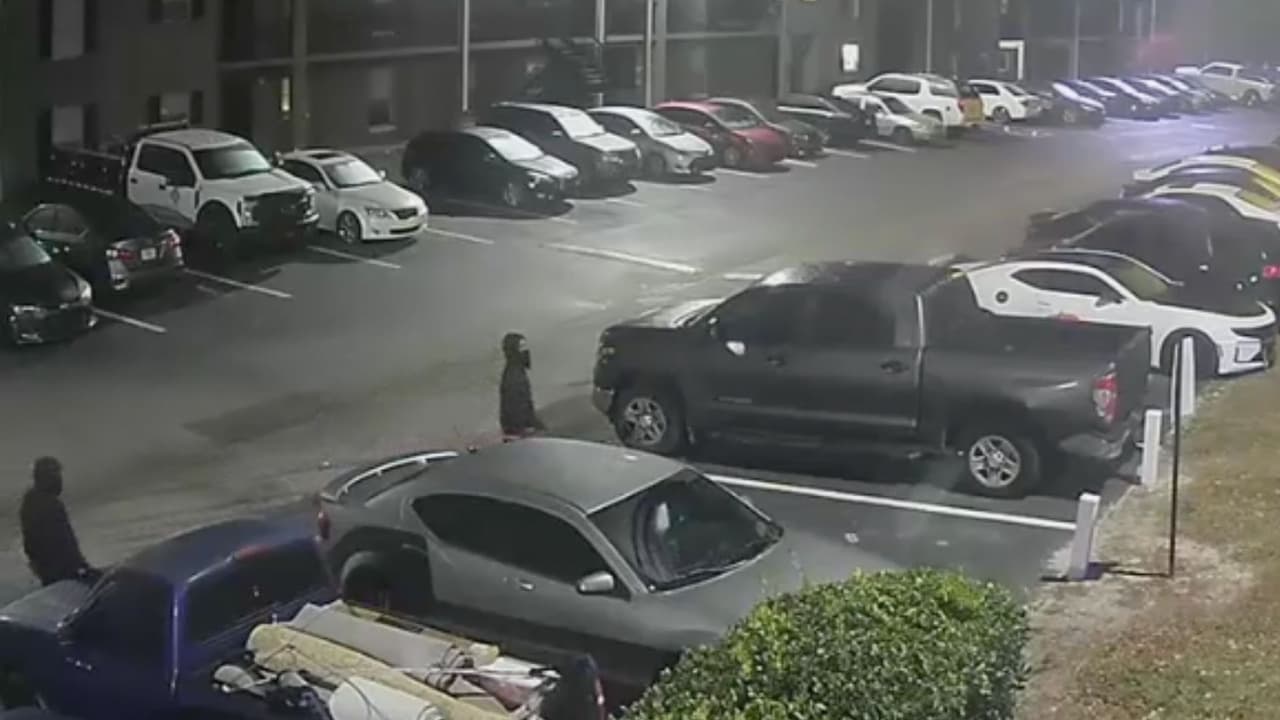 Captados en cámara: Sujetos abren vehículos dentro de condominio de Winter Haven