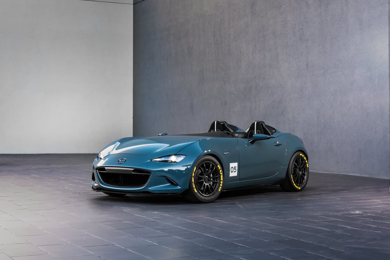 El Mazda MX-5 Speedster lleva al roadster de regreso a la esencia del manejo al aire libre evocando a los convertibles deportivos de los años 50. Como en los roadster del pasado el Speedster reemplaza el parabrisas con un deflector.