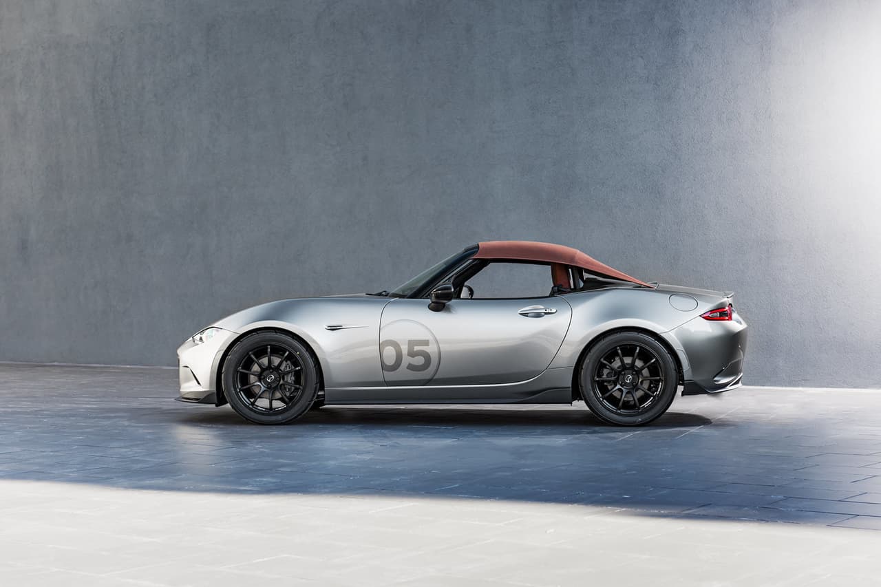 Mazda MX-5 Spyder Concept, lleva al popular convertible de Mazda al campo de los roadsters clásicos del pasado con su "techo bikini" diseñado especialmente por ASC – American Sunroof Corporation con lona especial fabricada por supplied Haartz.