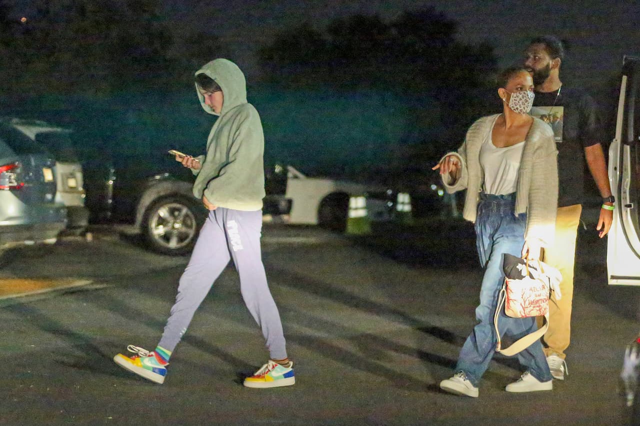 Ben Affleck
<b><a href="https://www.univision.com/famosos/hijos-de-ben-affleck-y-jennifer-garner-fotos" target="_blank"> asistió con sus hijas</a></b> Violet (15 años) y Serpahina (12). El menor, Samuel (9) no fue captado por los paparazzi. 
<br>