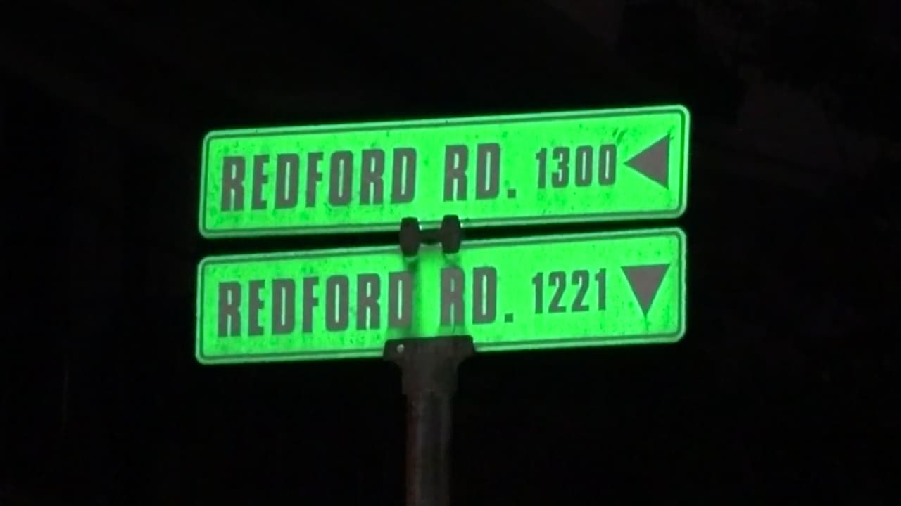 Los tres adolescentes estaban sentados en la banqueta en un complejo de apartamentos, ubicados en la cuadra 1221 Redford St, el martes, alrededor de las 2:17am, cuando fueron baleados por un hombre.