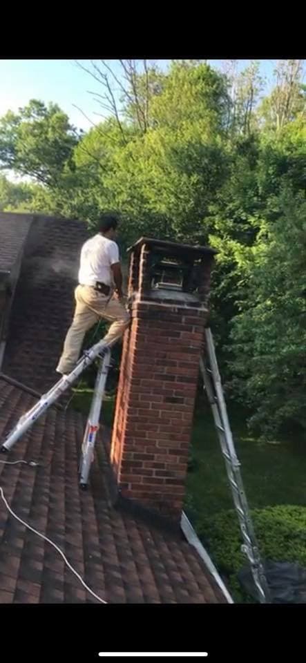 José Carrillo trabajador de la construcción continua laborando durante la crisis del coronavirus. Los trabajos de la construcción son considerados 'trabajos esenciales'.