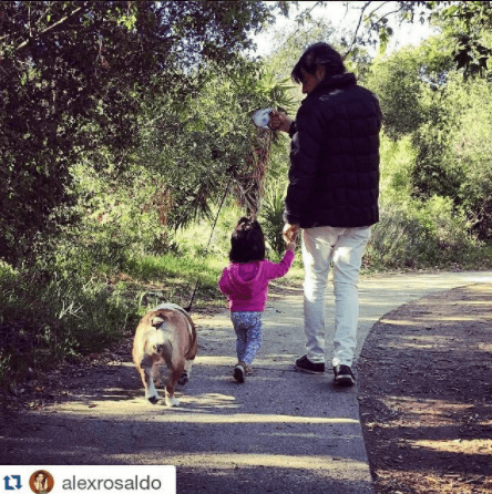 Para Eugenio, las pequeñas alegrías de la vida están en la familia y lo demuestra con este paseo en el parque con su hija Aitana. 
<br>