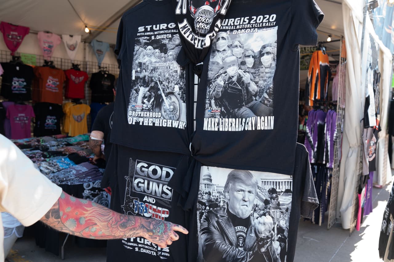 Venta de camisetas temáticas al Presidente Trump durante el '80th Annual Sturgis Motorcycle Rally' en Sturgis, Dakota del Sur.