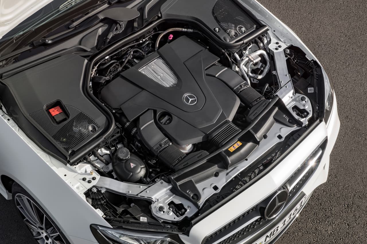 A diferencia de su contraparte de cuatro puertas con su modesto 4 cilindros turbo de 2.0 litros de desplazamiento y 241 caballos de fuerza, las versiones del nuevo Mercedes-Benz Clase E Coupe 2018 destinadas para Estados Unidos esconden bajo su capó un motor V6 doble turbo de 3.0 litros de desplazamiento que desarrolla 329 caballos de fuerza y 354 lbs.-pie de torque. El V6 estará acoplado 
<b>a una transmisión automática 9G-TRONIC de 9 velocidades</b> y tendrá la opción de tracción integral 4MATIC. Los nombres oficiales de los nuevos modelos serán 
<b>E400 Coupe</b> y 
<b>E400 4MATIC Coupe</b>.