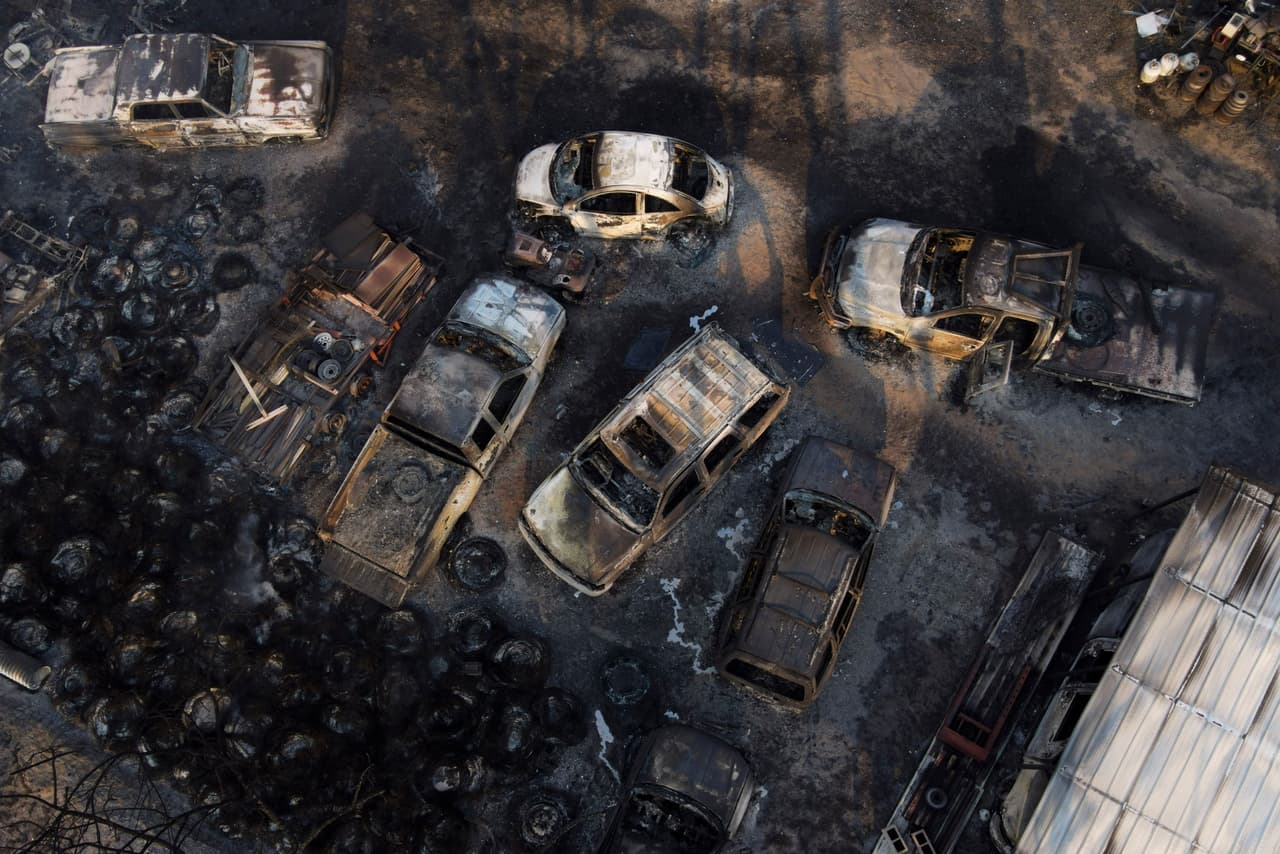 Estas son imágenes del 28 de febrero en una tienda de autos en Canadian, Texas afectada por el incendio Smokehouse Creek Fire.