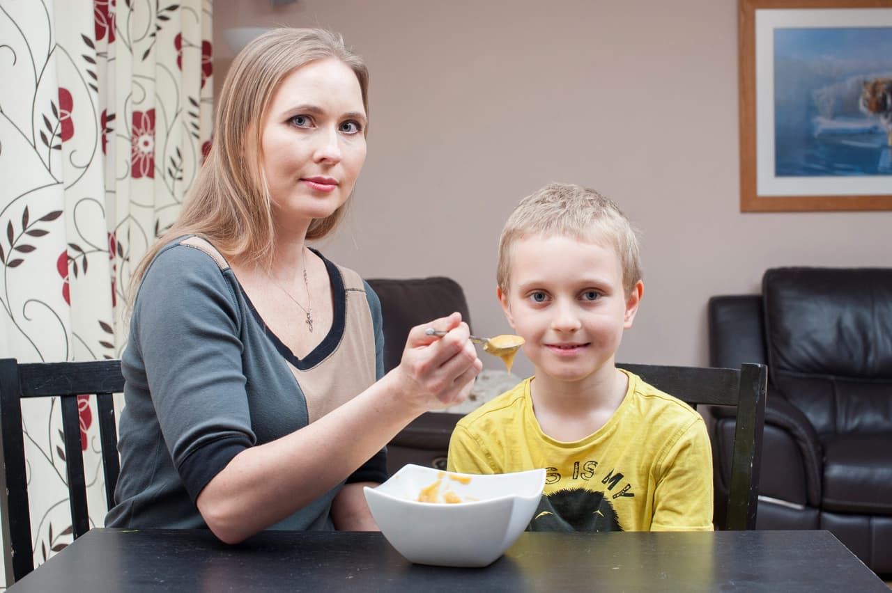 De acuerdo con expertos, este tipo de fobia puede o no estar vinculada a otro tipo de padecimientos alimenticios como la anorexia. Pueden haber casos donde se evita cierta comida no por el temor a subir de peso, sino por el alimento en sí.