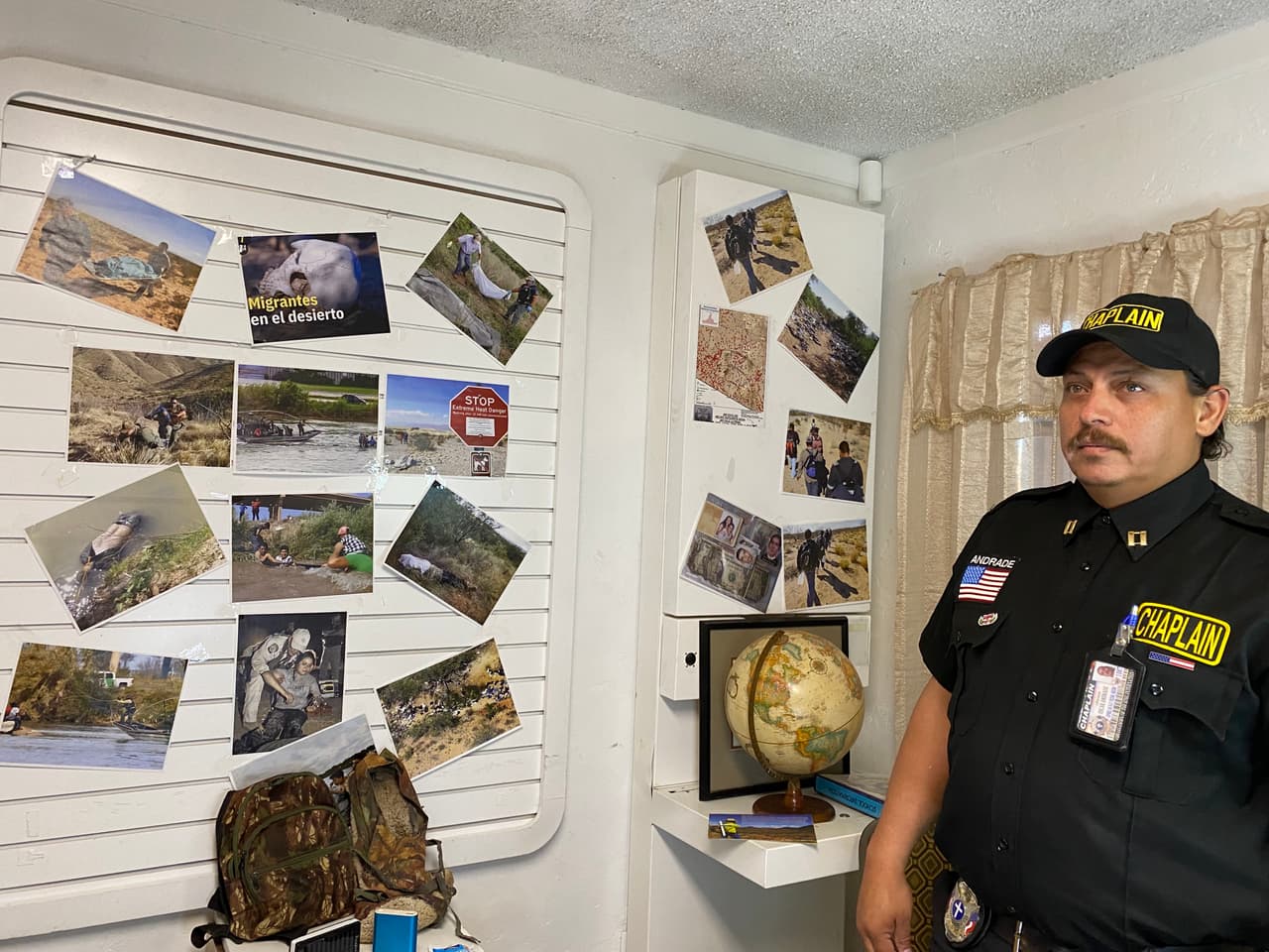 El es Orscar Andrade, director de Capellanes del Desierto. Dijo que en los últimos días se han recibido múltiples reportes de inmigrantes extraviados, dos de han logrado localizar, uno con vida. La organización dedica largas horas para la incansable búsqueda en el vasto desierto, alguno de sus retos es ingresar a la reserva indígena.