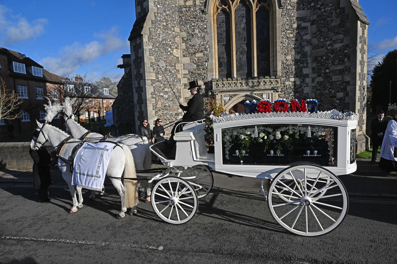 El ataúd de Liam Payne llegó a bordo de un carruaje.