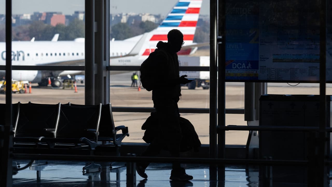 No pongas fotos en redes sociales: consejos para prevenir robos si piensas viajar en Acción de Gracias