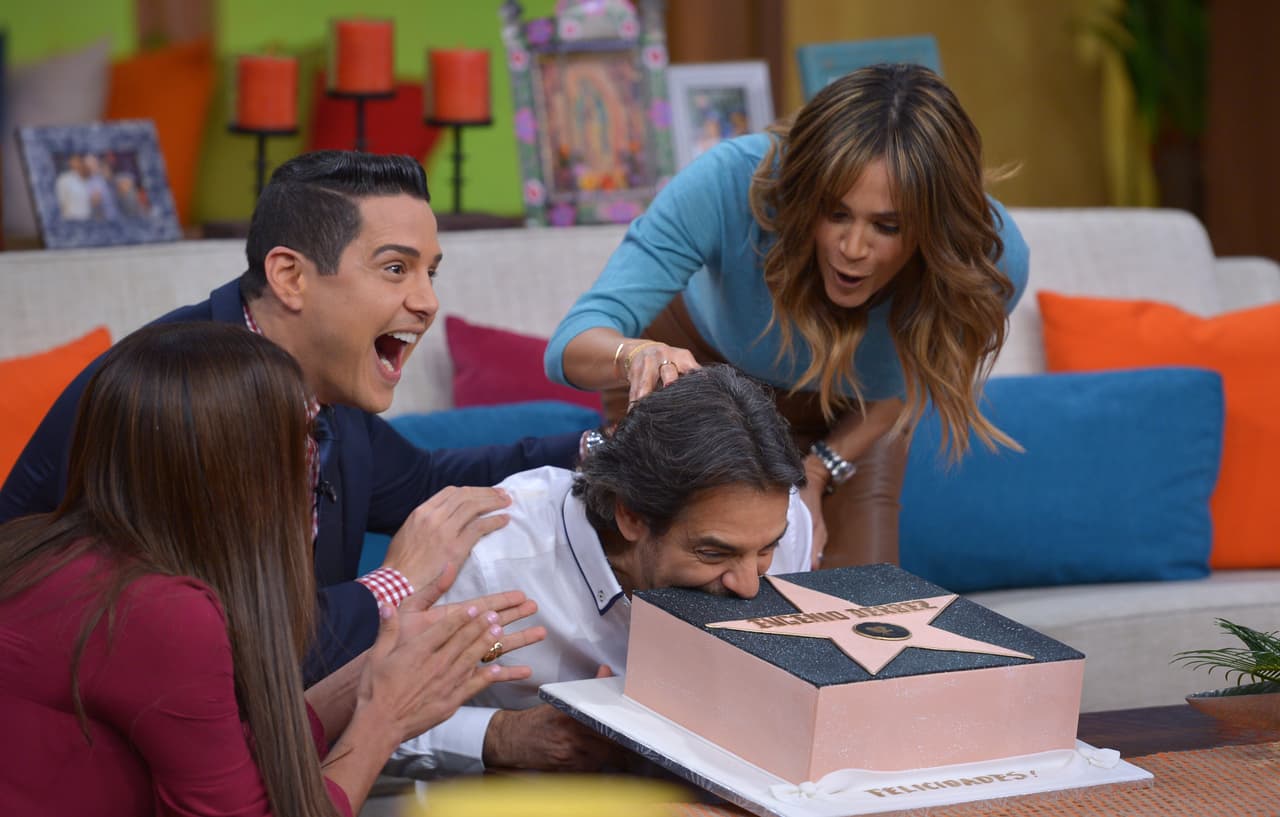 Esta estrella tenía que probarla, ¡a Derbez le tocó pastelazo esta mañana!