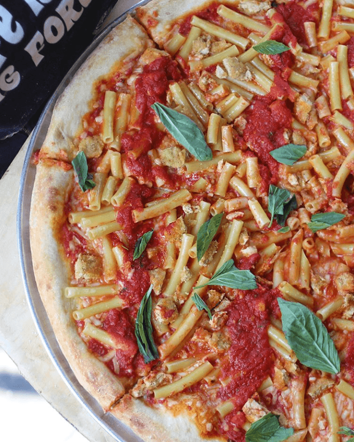 Para los amantes de la comida Italiana, una pizza con pasta penne y pollo no caería nada mal.