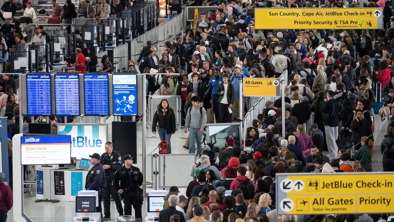 Tormentas provocan caos aéreo en Nueva York: suspenden vuelos hacia JFK, Newark y LaGuardia.