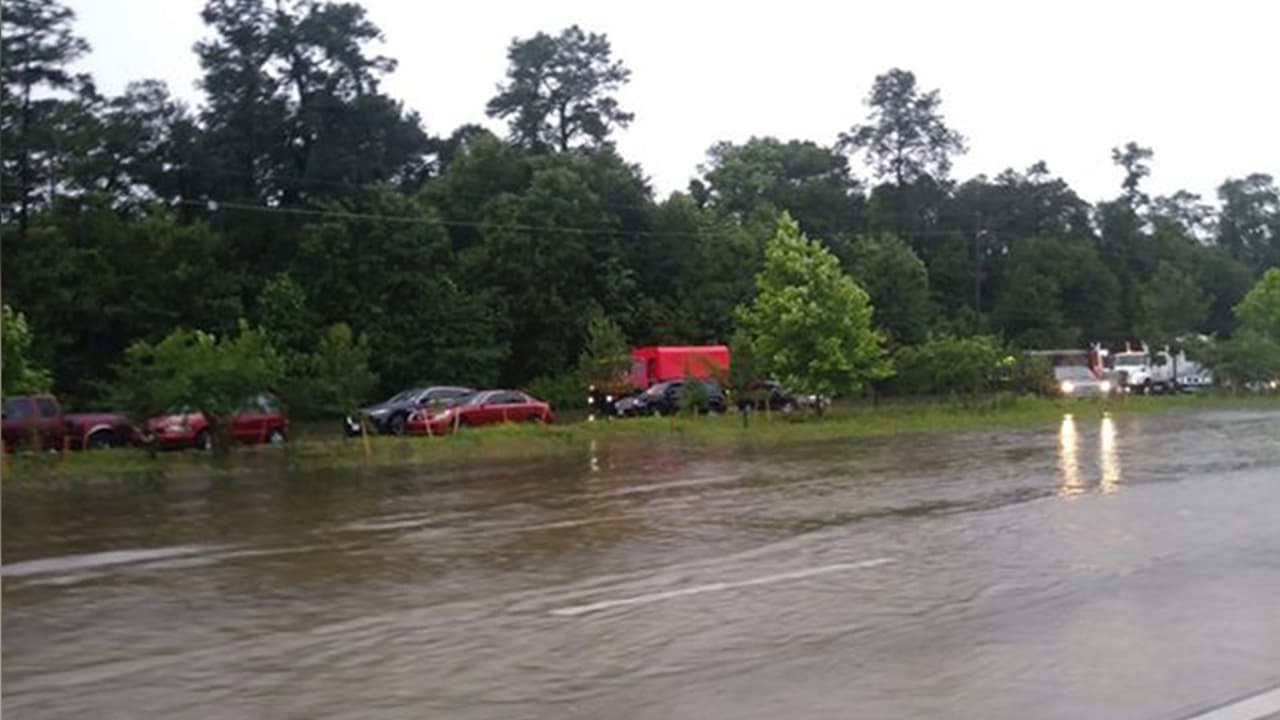 Las lluvias continuarán en el área y las autoridades recomiendan precaución a los conductores.