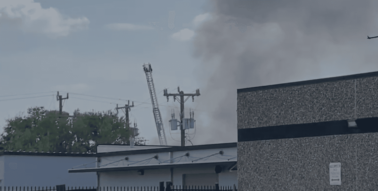 Reportan incendio en un negocio de plantas eléctricas en San Antonio 