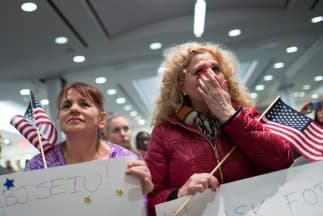 Una inmigrante se enociona al enterarse de la acciòn ejecutiva migratoria que anunció el presidente Barack Obama para proteger de la deportación a entre 4.5 y 5 millones de indocumentados.