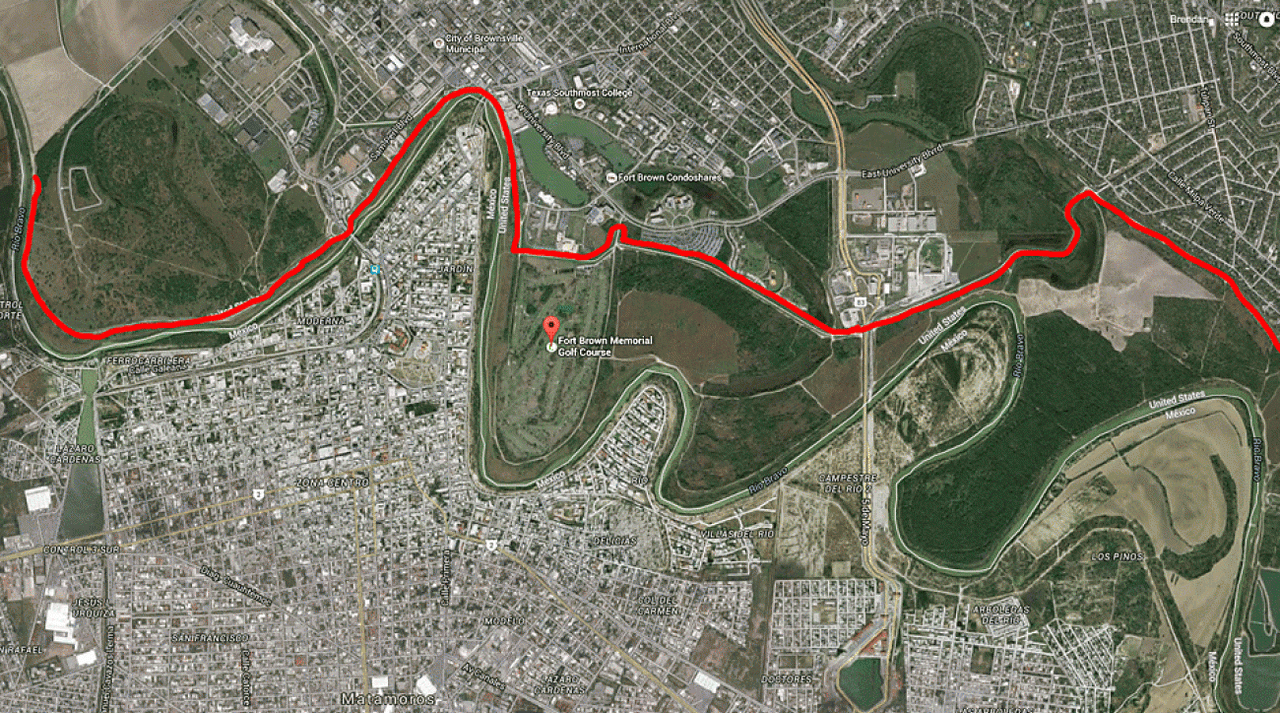 <b>3. Un campo de golf servía de frontera entre USA y México y el muro lo llevó a la quiebra. </b>
<i>“No lancen las bolas de golf hacia México, los que violen esto serán perseguidos”. </i>
<b><a href="http://www.espn.com/golf/story/_/id/7071940/fort-brown-memorial-golf-course-suffers-border-confusion">Esta era la señal que estaba cerca al hoyo 16 del campo de golf Fort Brown Memorial </a><a href="http://www.espn.com/golf/story/_/id/7071940/fort-brown-memorial-golf-course-suffers-border-confusion">en Brownsville,</a></b>
<a href="http://www.espn.com/golf/story/_/id/7071940/fort-brown-memorial-golf-course-suffers-border-confusion"> </a>Texas, que era literalmente la frontera entre los dos países.