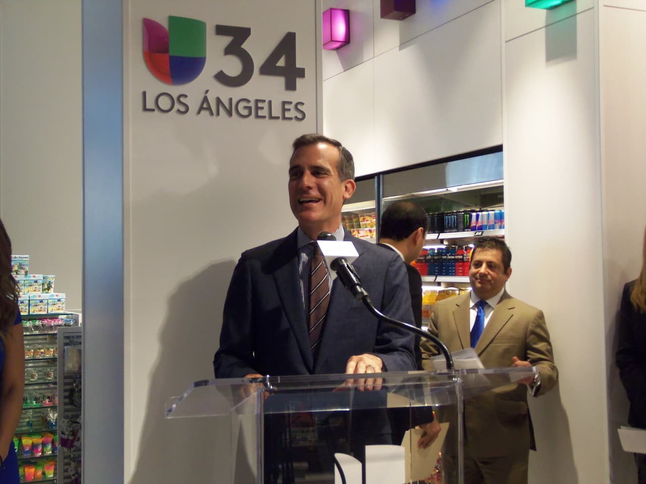 Así se festejó la inauguración de la tienda de Univision en LAX