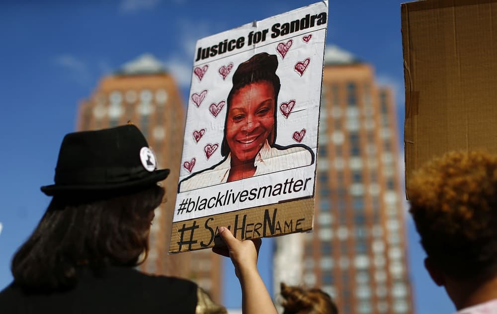 La familia de Sandra Bland, quien murió en una cárcel tras ser detenida por una infracción de tráfico, logra un acuerdo por 1.9 millones de dólares