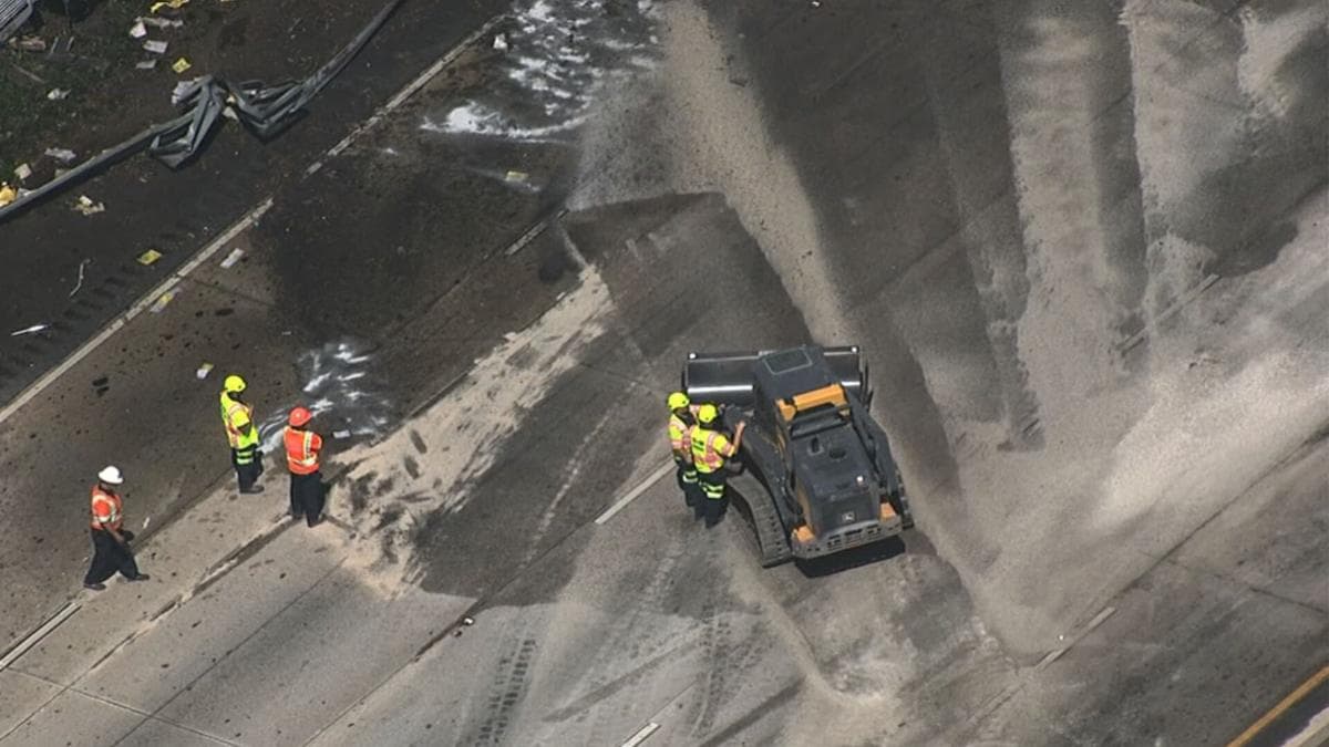 Trabajadores remueven el combustible derramado en la I-285.