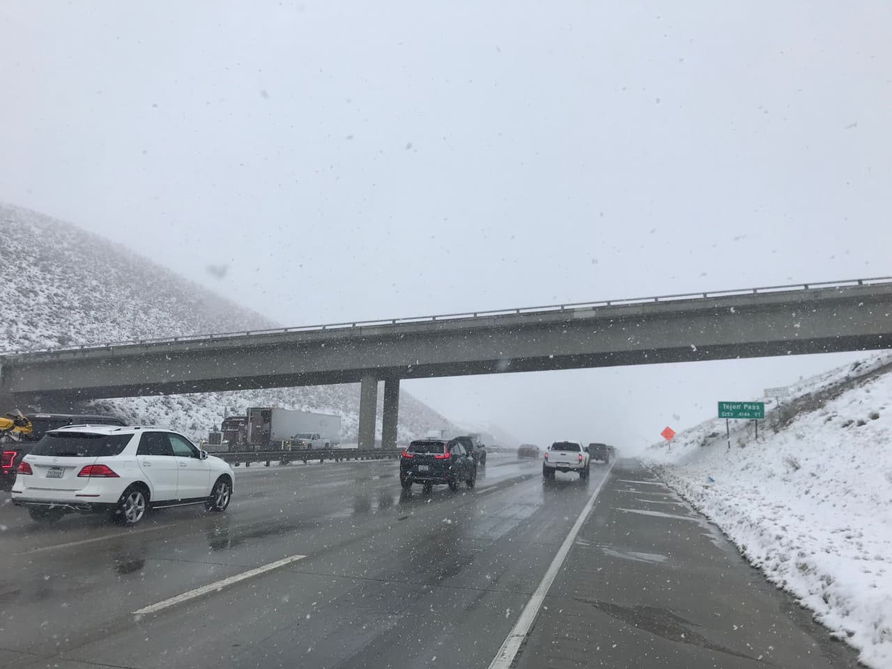 Nieve ligera y lluvia amenazan viajes de regreso a casa tras celebración de Thanksgiving