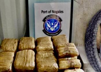 En febrero agentes encontraron más de 20,000 tabletas de fentanilo y 58 libras de metanfetamina, todo en
<b> <a href="https://www.univision.com/local/arizona-ktvw/asi-intentan-traficar-mas-de-50-libras-de-droga-en-una-llanta-extra-video" target="_blank">la llanta extra de un auto</a></b> en Nogales.