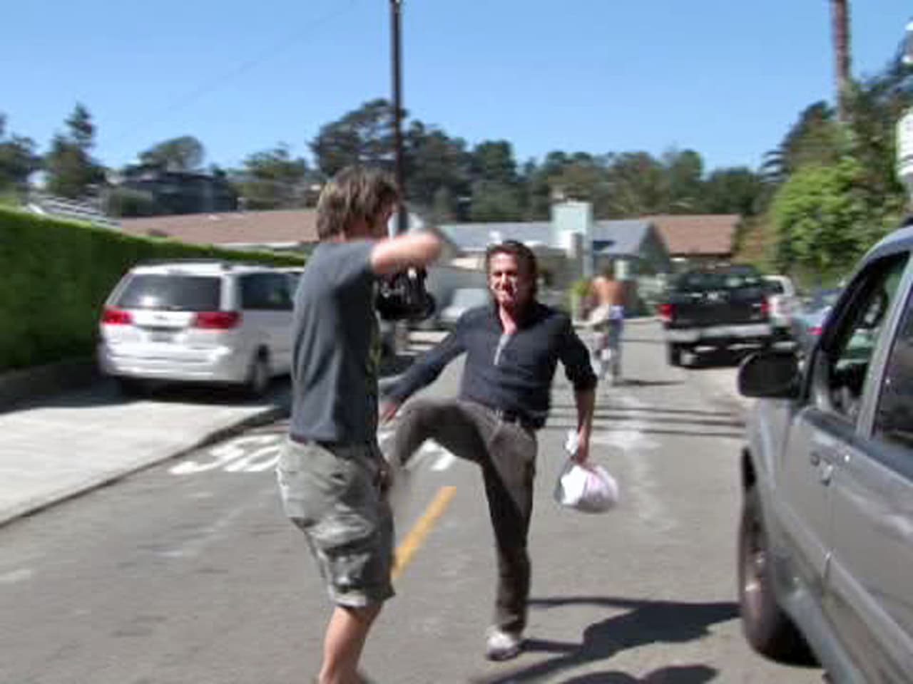 A Sean Penn le entró lo karateca y quiso patear a un fotógrafo cerca de su casa. ¡Tranquilo!