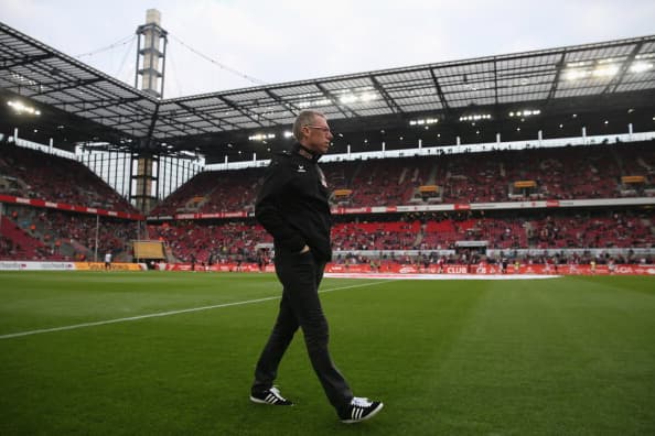 Stöger es un espectáculo en el área técnica del Rhein-Energie-Stadion.
