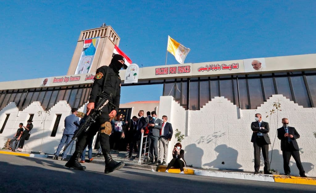 La seguridad ha sido uno de los principales focos de interés alrededor de la visita del Papa a Irak, la primera de un pontífice a ese país árabe que sigue viviendo episodios esporádicos de violencia. Para la visita de Francisco se ha desplegado un gran operativo dirigido por las fuerzas de seguridad iraquíes.
