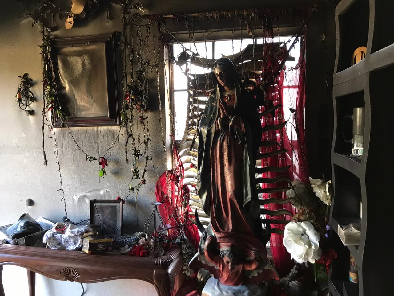 Solo la Virgen de Guadalupe quedó intacta en su casa.